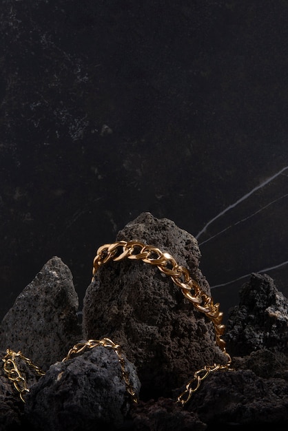 Photo gratuite présentation abstraite des bijoux de la chaîne en or