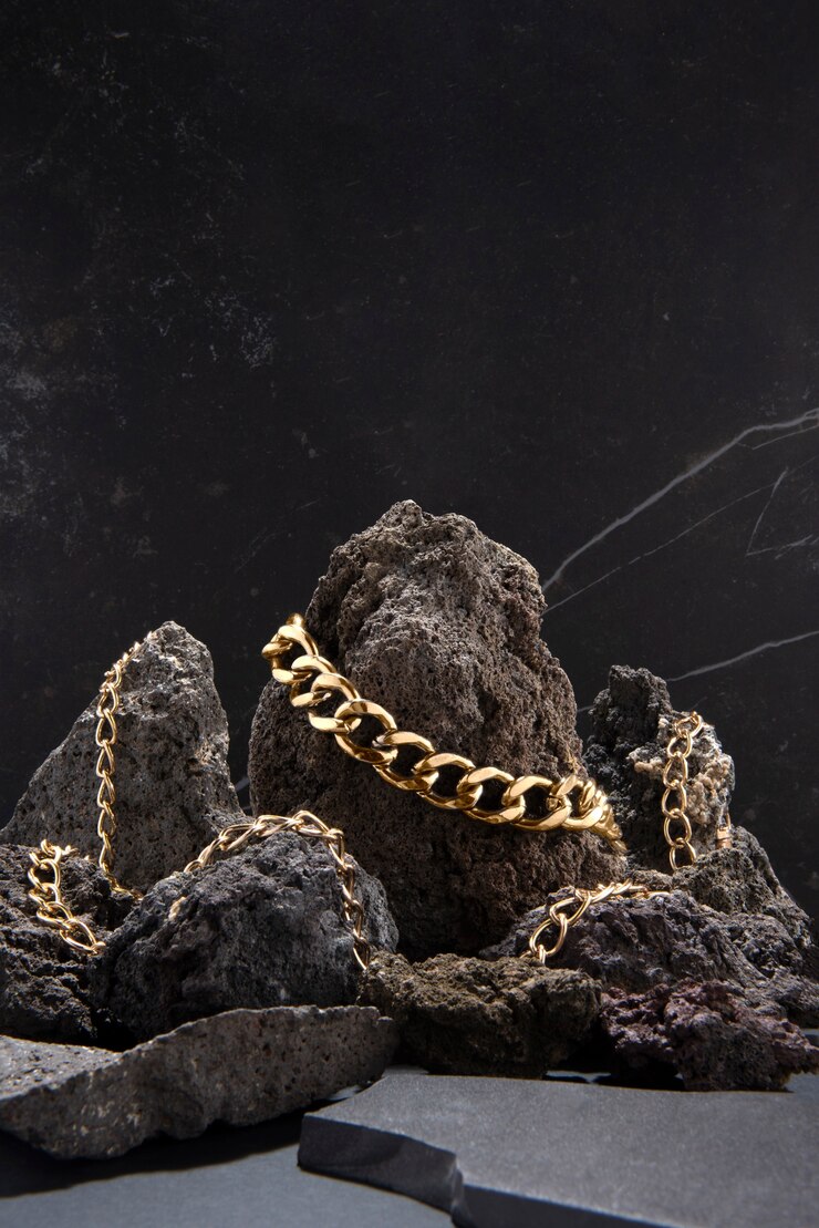 Photo gratuit présentation abstraite de la chaîne d'or sur les rochers
