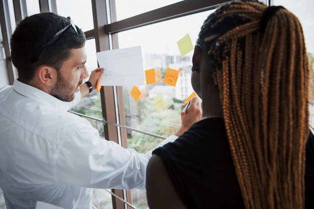 Présentation d'entreprise dans le bureau branché de jeunes gens d'affaires prometteurs