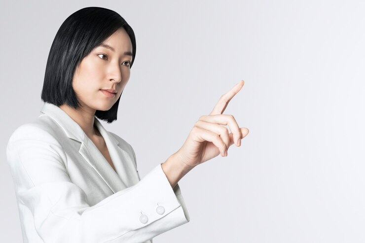 Photo gratuit présentation numérique futuriste par une femme d'affaires asiatique