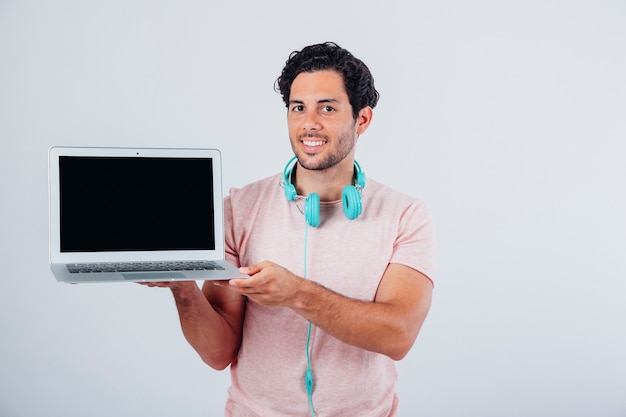 Présentation de l&#39;ordinateur portable avec un homme souriant