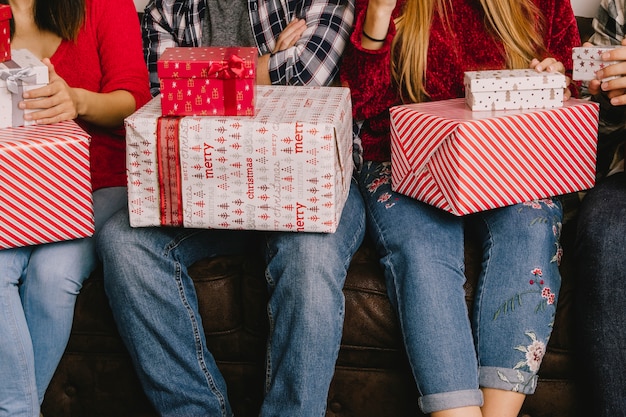 Photo gratuite présente sur les jambes de trois personnes