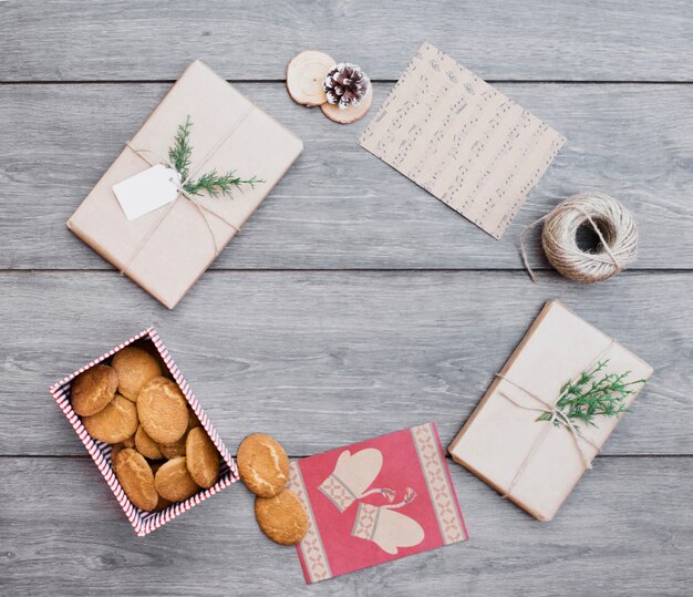 Présente près des biscuits dans une boîte, des cartes postales et une canette de fil