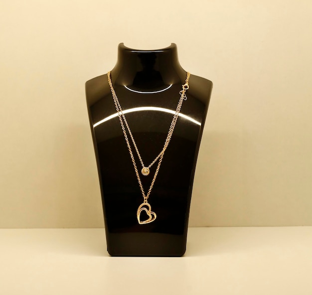 Photo gratuite présentoir de bijoux de vitrine de buste pour collier pendentif bijoux style de vie maquette d'accessoires de mode