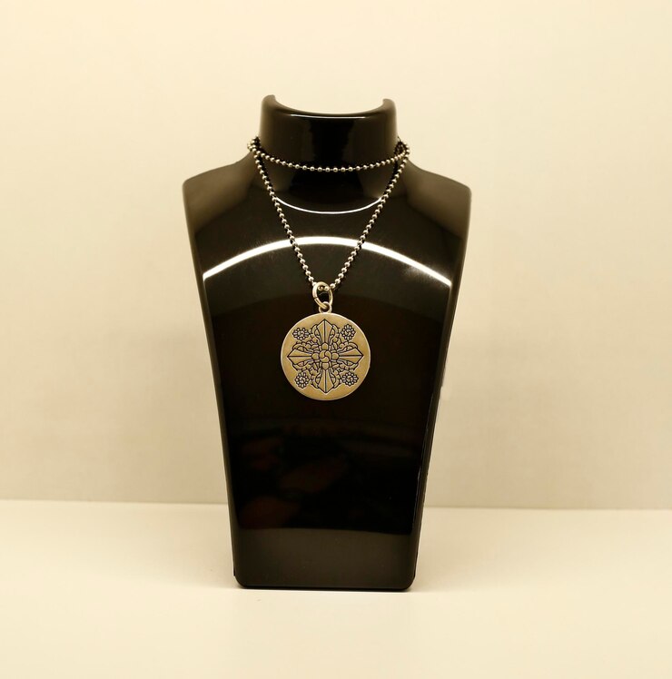 Photo gratuit présentoir de bijoux de vitrine de buste pour collier pendentif bijoux style de vie maquette d'accessoires de mode