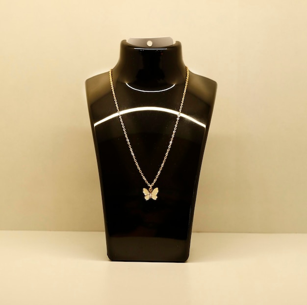 Photo gratuite présentoir de bijoux de vitrine de buste pour collier pendentif bijoux style de vie maquette d'accessoires de mode