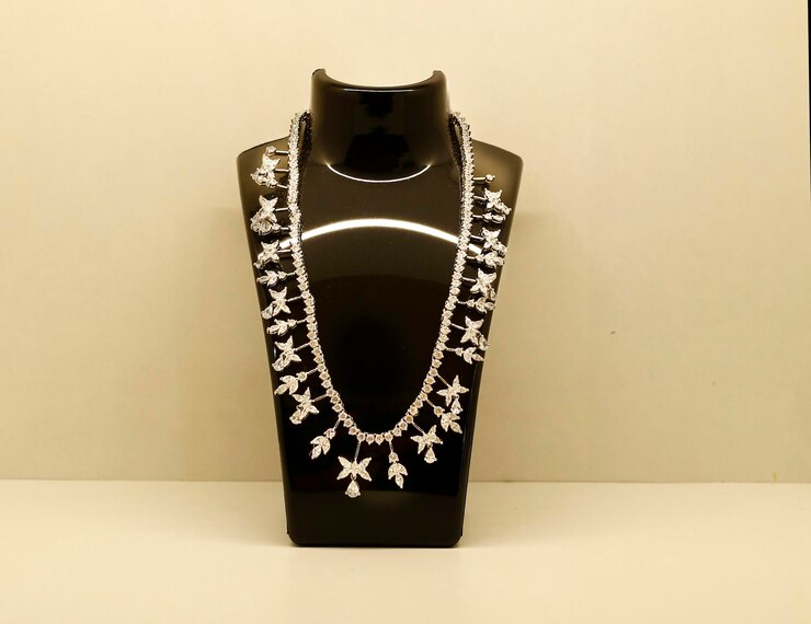 Photo gratuit présentoir de bijoux de vitrine de buste pour collier pendentif bijoux style de vie maquette d'accessoires de mode