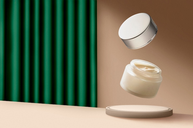 Photo gratuit présentoir de produits en lévitation avec crème de beauté