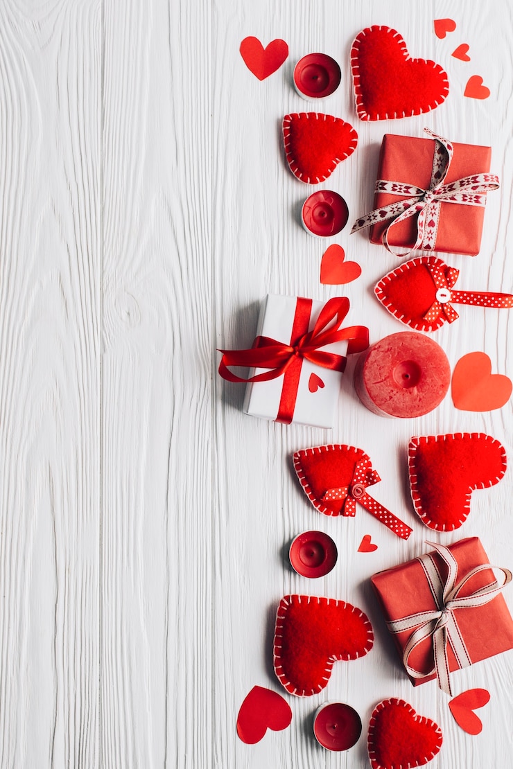 Photo gratuit présents et coeurs près de bougies