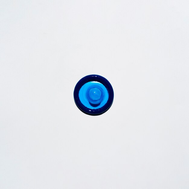Préservatif bleu vue de dessus sur fond blanc