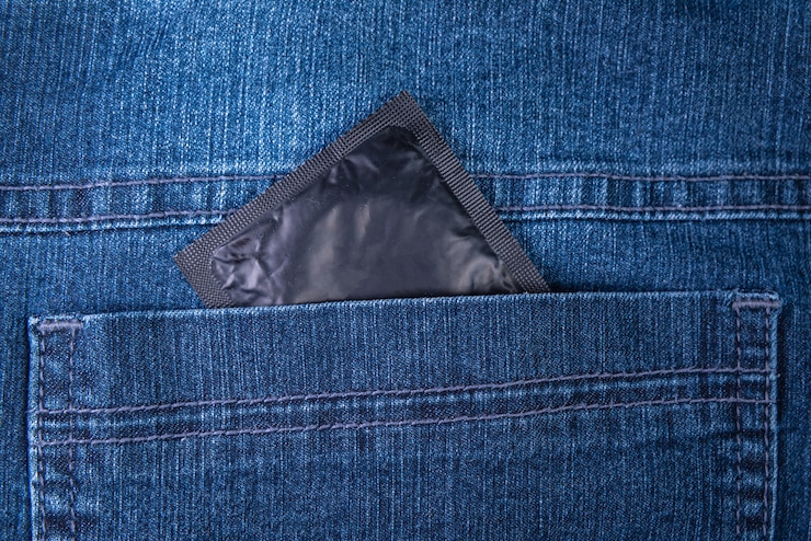 Photo gratuit préservatif dans la poche arrière du jean