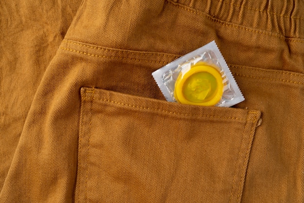 Photo gratuite préservatif jaune et jeans