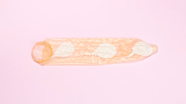 Préservatif avec spermatozoïdes à l'intérieur