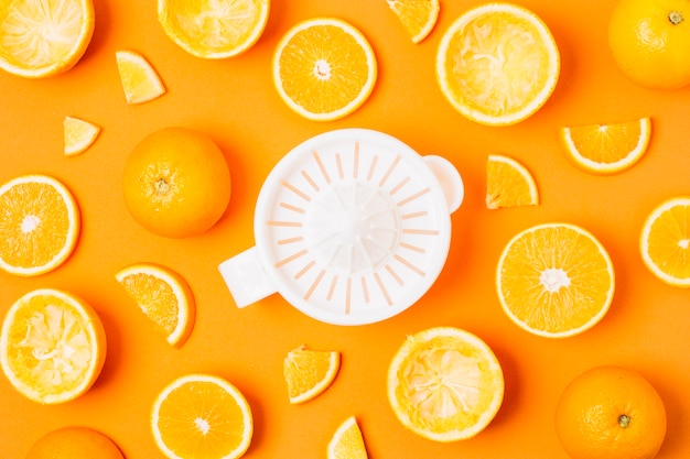 Photo gratuite presse-agrumes à plat avec arrangement d'oranges