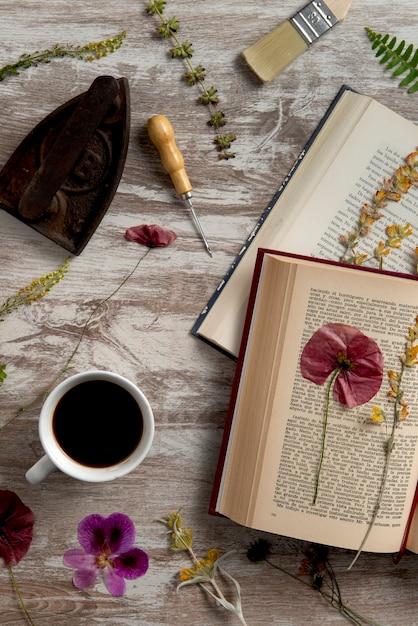 Presse à fleurs vue de dessus avec des livres