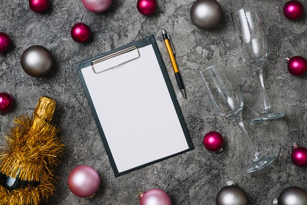 Presse-papiers avec des boules brillantes sur la table