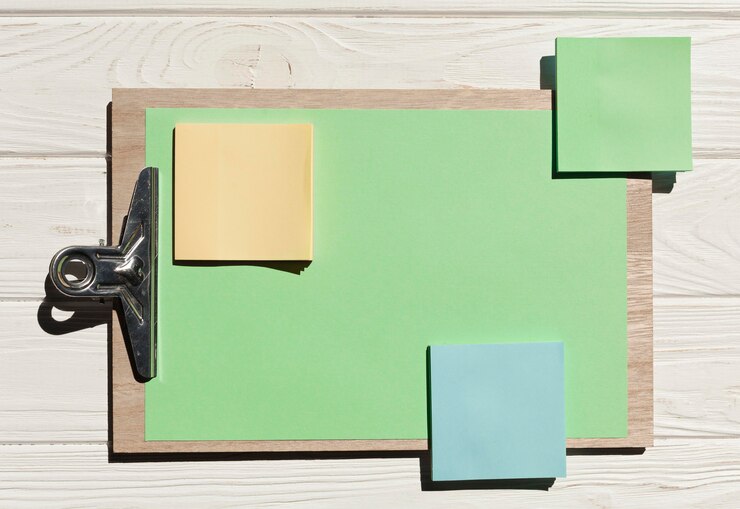 Photo gratuit presse-papiers plat avec notes autocollantes