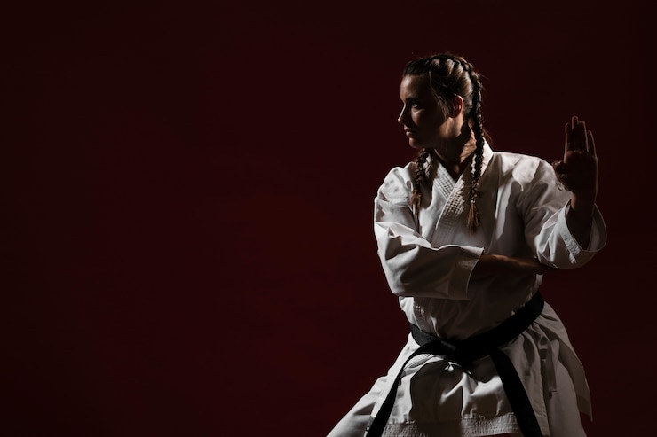 Photo gratuit prêt à combattre une femme en uniforme de karaté blanc