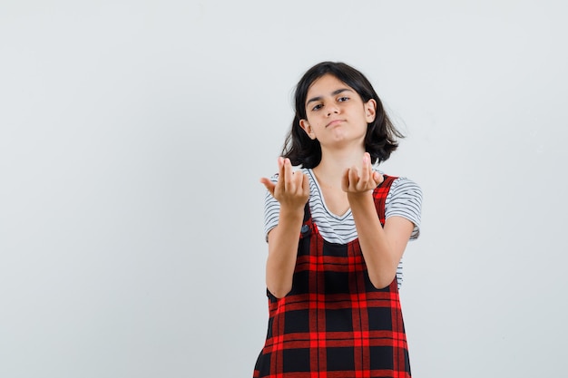 Preteen girl appelant quelqu'un près d'elle en t-shirt