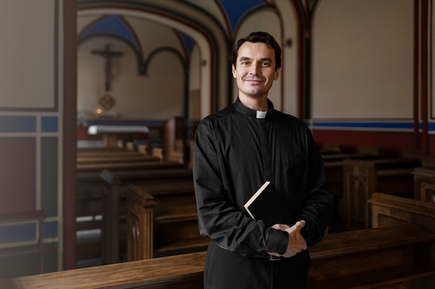 Le prêtre à l'intérieur de l'église