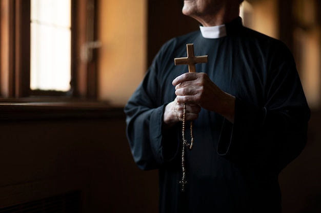 Prêtre priant à l'église