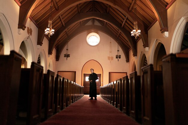 Prêtre priant à l'église