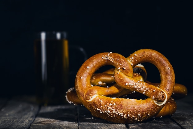 Pretzel sur comptoir de bar