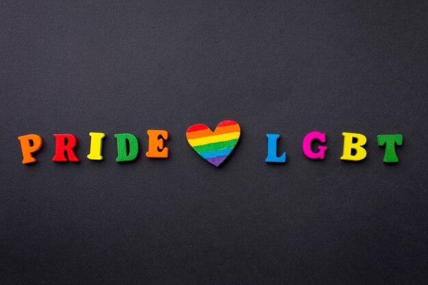 Pride love lgbt écrit en lettres aux couleurs vives