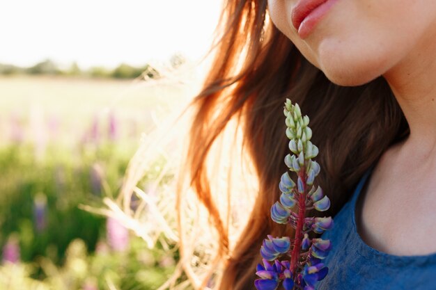 Printemps fashion girl face portrait en plein air dans un champ fleuri.