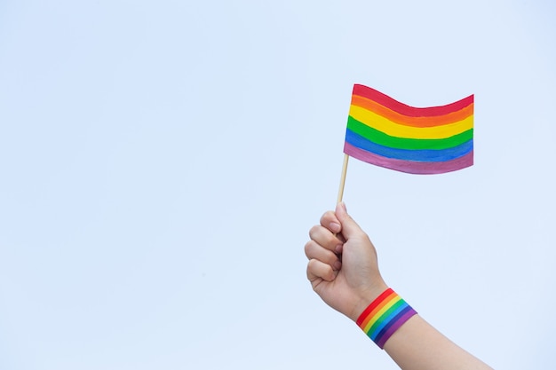 Photo gratuite prise de conscience du drapeau arc-en-ciel pour le concept de fierté de la communauté lgbt