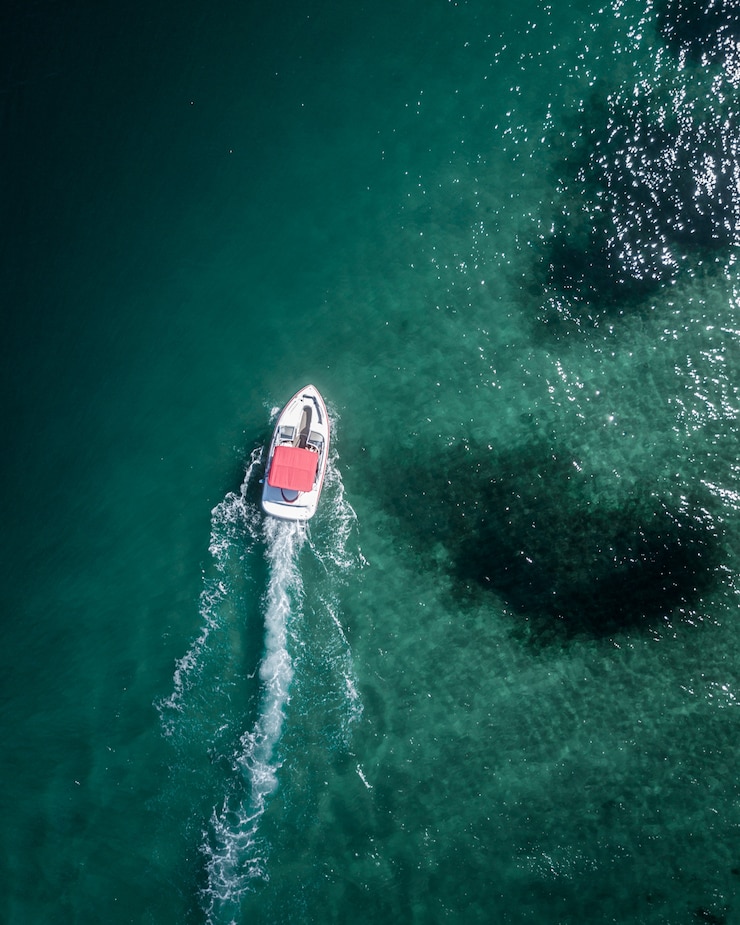 Photo gratuit une prise de vue aérienne d'un bateau à moteur qui avance dans la mer