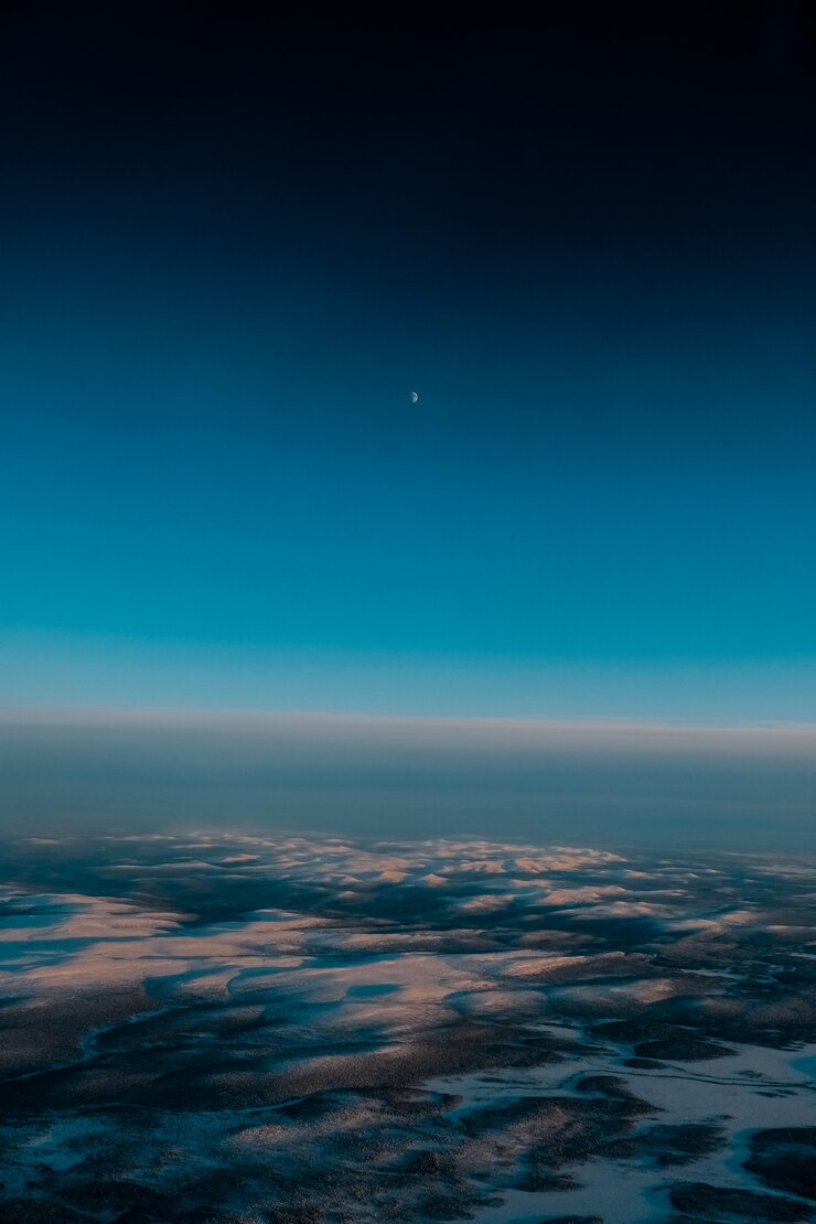 Photo gratuit une prise de vue aérienne d'un magnifique paysage couvert de neige tôt le matin