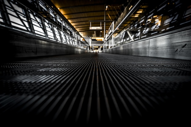 Prise de vue en angle bas d'un escalator avec grille anti-poussière