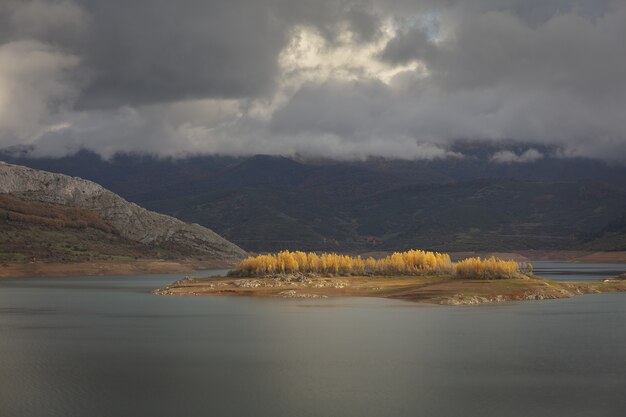 Prise de vue au grand angle du réservoir d'eau de Riano en Espagne sous un ciel nuageux