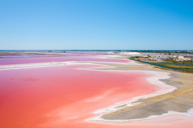 Prise de vue au grand angle des lacs salés multicolores de Camarque, France