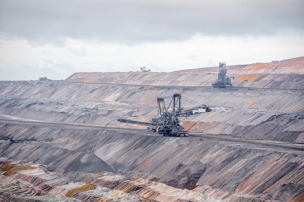 Photo gratuite prise de vue au grand angle de machines d'excavation dans le lookout jackerath garzweiler skywalk en allemagne