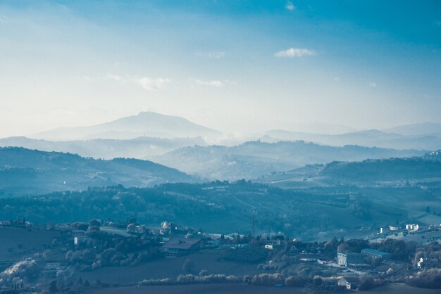 Prise de vue au grand angle de maisons entourées d'arbres sur une montagne