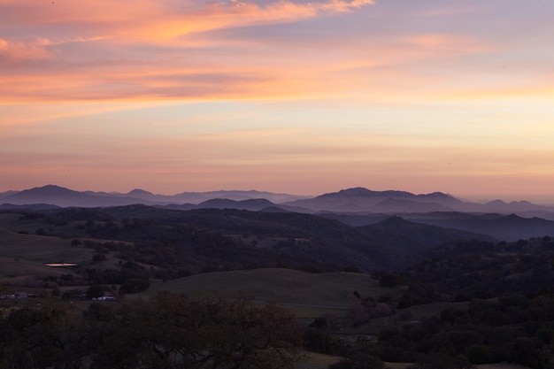 Prise de vue au grand angle de Mesa Grande pendant le coucher du soleil à San Diego