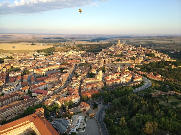 Prise de vue au grand angle de nombreux bâtiments entourés d'arbres et d'un parachute en l'air