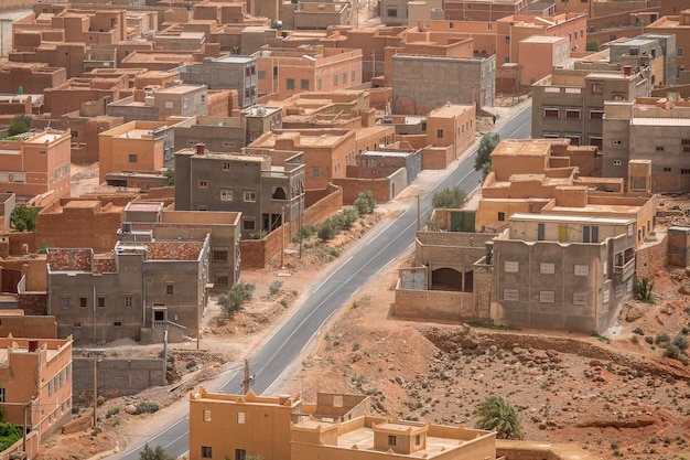 Prise de vue au grand angle de plusieurs bâtiments d'une ville construits les uns à côté des autres pendant la journée