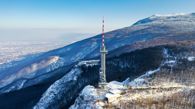 Prise de vue au grand angle d'une tour satellite sur la montagne