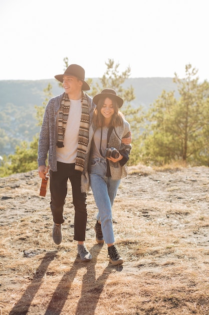 Prise de vue complète de jeunes amis dans la nature