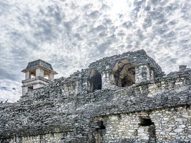 Prise de vue en contre-plongée d'un ancien bâtiment sous un ciel nuageux pendant la journée