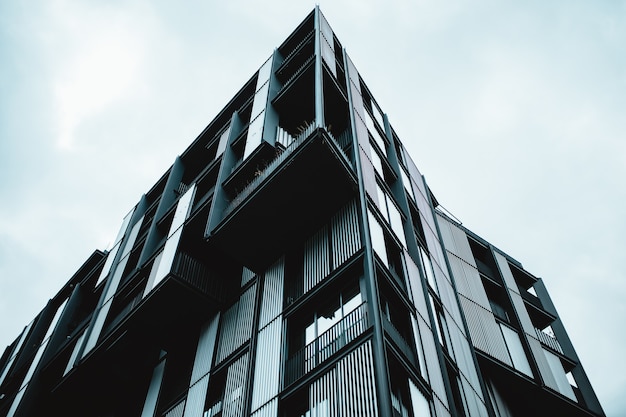 Photo gratuite prise de vue en contre-plongée d'un bâtiment moderne avec des fenêtres en verre