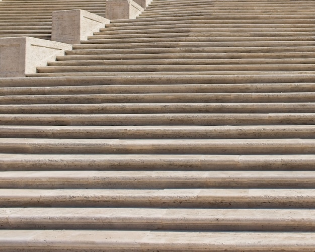 Photo gratuite prise de vue en contre-plongée d'un bel et ancien escalier en pierre