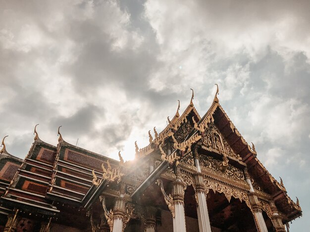 Prise de vue en contre-plongée du beau design d'un temple à Bangkok, Thaïlande