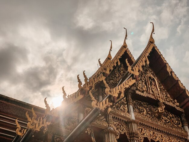 Prise de vue en contre-plongée du beau design d'un temple à Bangkok, Thaïlande