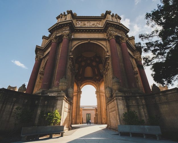 Prise de vue en contre-plongée du Palais des Beaux-Arts de Marina USA