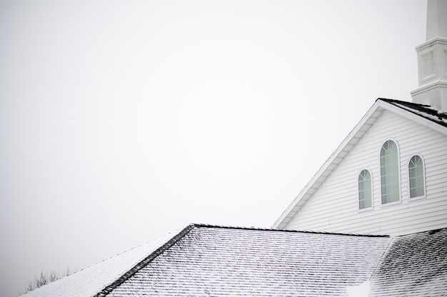 Prise de vue en contre-plongée d'une église avec une agrafe sous le ciel clair