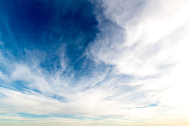 Prise de vue en contre-plongée de nuages blancs dans un ciel bleu clair